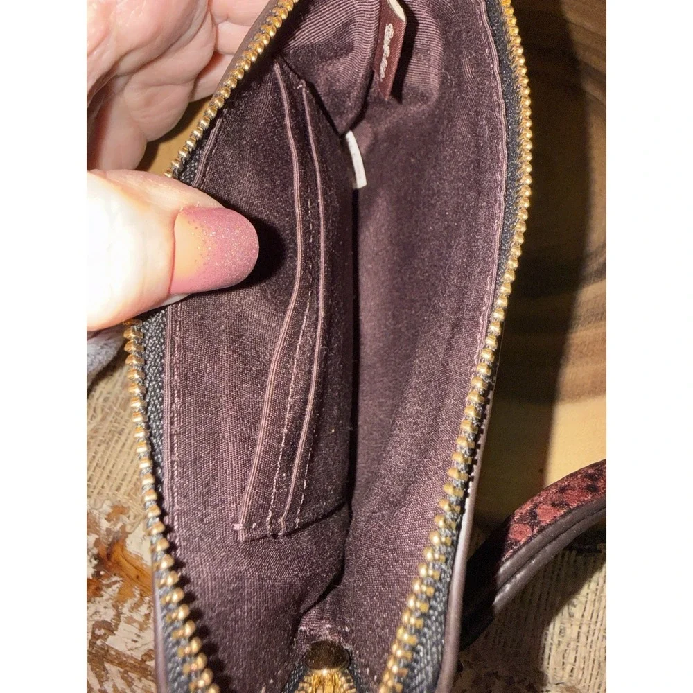 Coach corner zip
